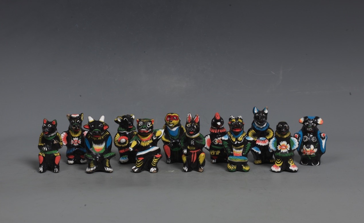 <h2>十二生肖</h2><p>作者：王兰田</p><p>创作年代：1986年</p><p>规格：5cm×5cm×8cm （单）</p><p>产地：河南浚县</p>